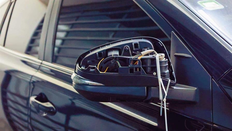 Piezas de vehículos robadas son exhibidas y vendidas a plena luz en el Gran Santo Domingo