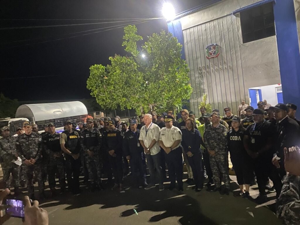 Policía Nacional y Ministerio Público ejecutan Operativo 2.0 “Garantía de Paz” en Sánchez Ramírez, con 21 negocios intervenidos, un arma incautada y cinco motocicletas retenidas Policía Nacional y Ministerio Público ejecutan Operativo 2.0 “Garantía de Paz” en Sánchez Ramírez, con 21 negocios intervenidos, un arma incautada y cinco motocicletas retenidas