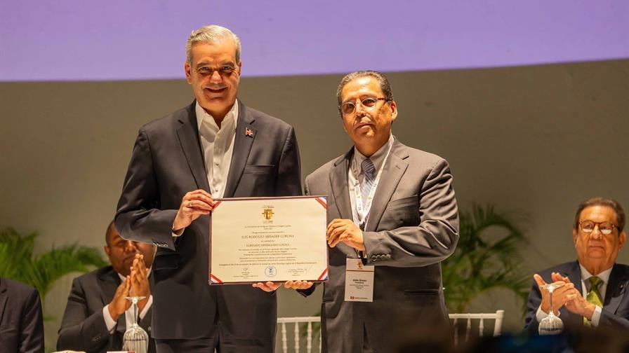 Presidente Luis Abinader recibe reconocimiento “Egresado Distinguido” del Loyola