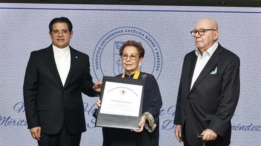 Pucmm otorga medalla de honor Mater et Magistra a Xiomara Dájer de Menéndez por su labor social