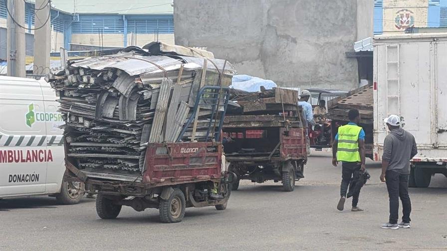 Residentes en Dajabón están preocupados por ingreso de chatarras y escombros desde Haití