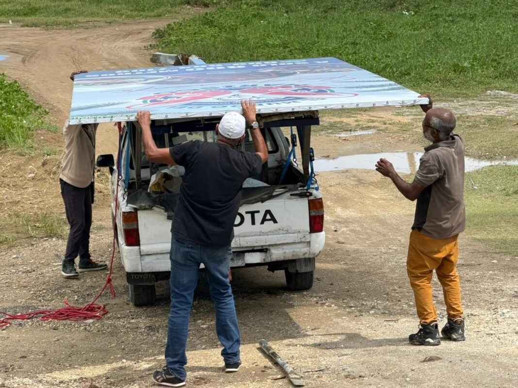 Retiran exceso de vallas publicitarias irregulares en principales carreteras del país Retiran exceso de vallas publicitarias irregulares en principales carreteras del país