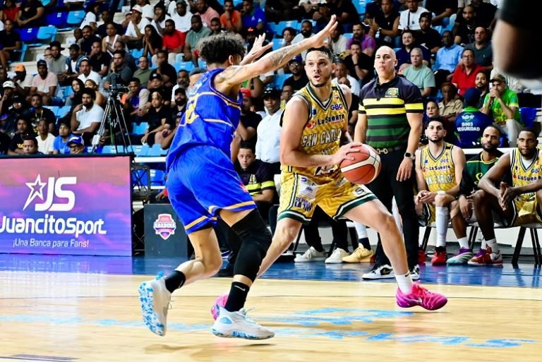 San Carlos le propina revés al Mauricio Báez en primer partido de la serie final del TBS Distrito 2025