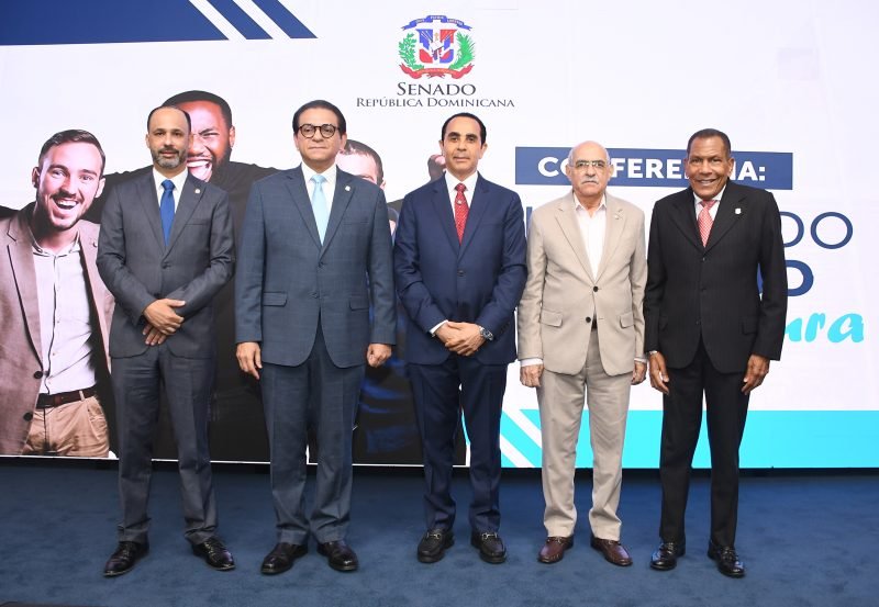 Senado acoge conferencia del urólogo Pablo Mateo sobre salud masculina