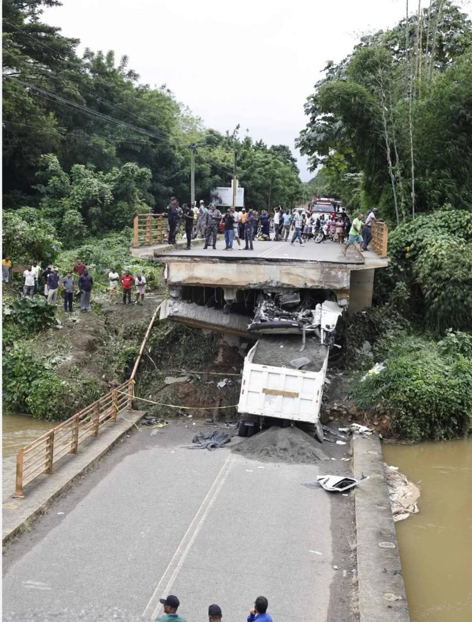 “Sin prisa pero sin pausa”: Residentes de Monte Plata exigen reconstrucción del puente colapsado sobre el Ozama