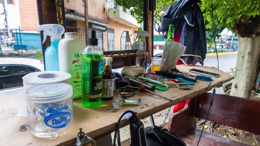 Sin techo, pero con clientela: la economía detrás de las barberías callejeras