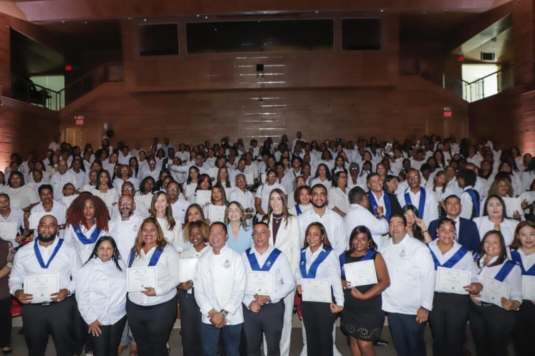 Supérate gradúa de hotelería y cocina profesional a 300 estudiantes en Boca Chica