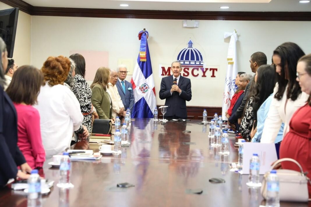 Titular del MESCyT anuncia la puesta en marcha del programa Inglés Virtual para la Empleabilidad