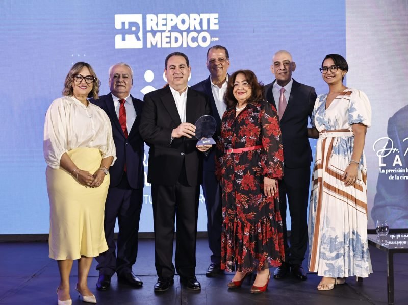 Titular SNS, Mario Lama, recibe reconocimiento en Foro de Salud 2025