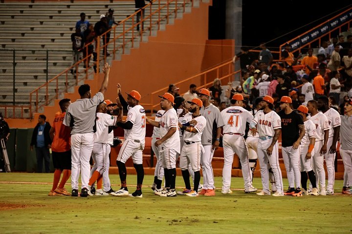 Toros logran tercera victoria seguida y aseguran serie particular ante los Leones