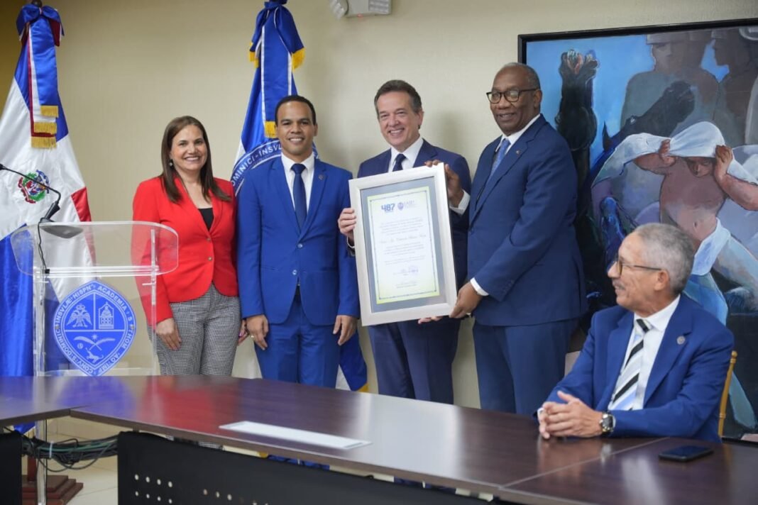 UASD reconoce a Ito Bisonó por su apoyo al fortalecimiento académico