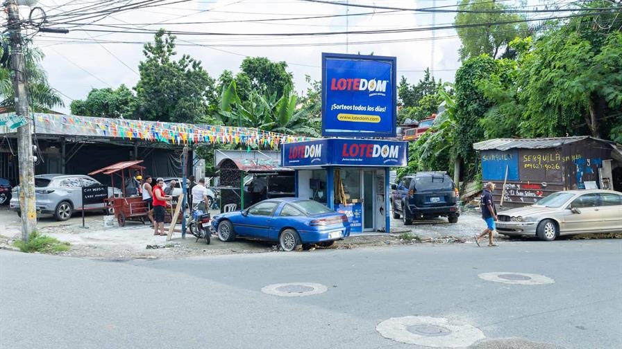 Una banca de lotería del consorcio de un diputado invade la acera sin sanción