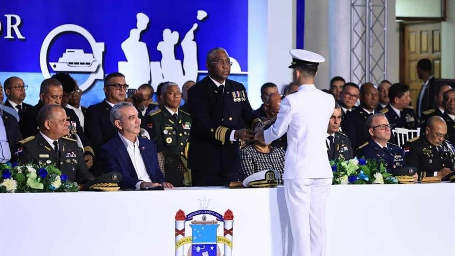 Abinader encabeza graduación en la Academia Naval Vicealmirante César de Windt Lavandier