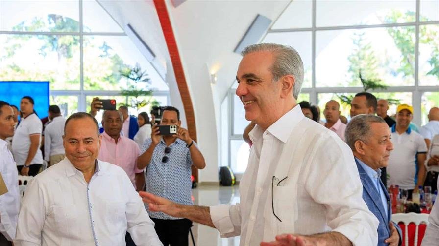 Abinader expresa su interés en “ser más cercano” a los periodistas del Palacio Nacional