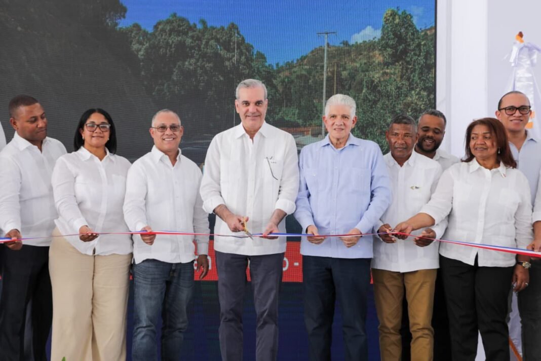 Abinader inaugura carretera en el sur y resalta su impacto turístico en la zona