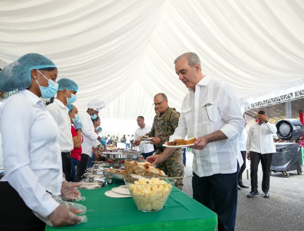 Abinader inaugura obra y comparte almuerzo navideño con militares en el Campamento 16 de Agosto Abinader inaugura obra y comparte almuerzo navideño con militares en el Campamento 16 de Agosto