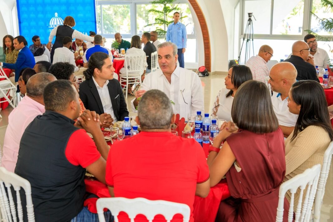 Abinader resalta trabajo de periodistas que cubren la fuente del Palacio Nacional