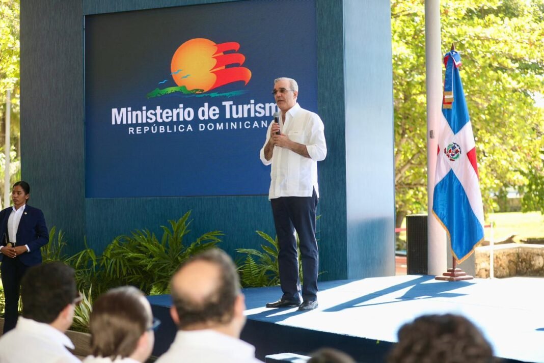 Abinader resalta valor histórico, turístico y comunitario del Parque Submarino La Caleta