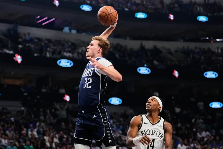 Anthony Davis aporta 24 puntos y 14 rebotes y guía a los Mavericks ante los Nets 119-111