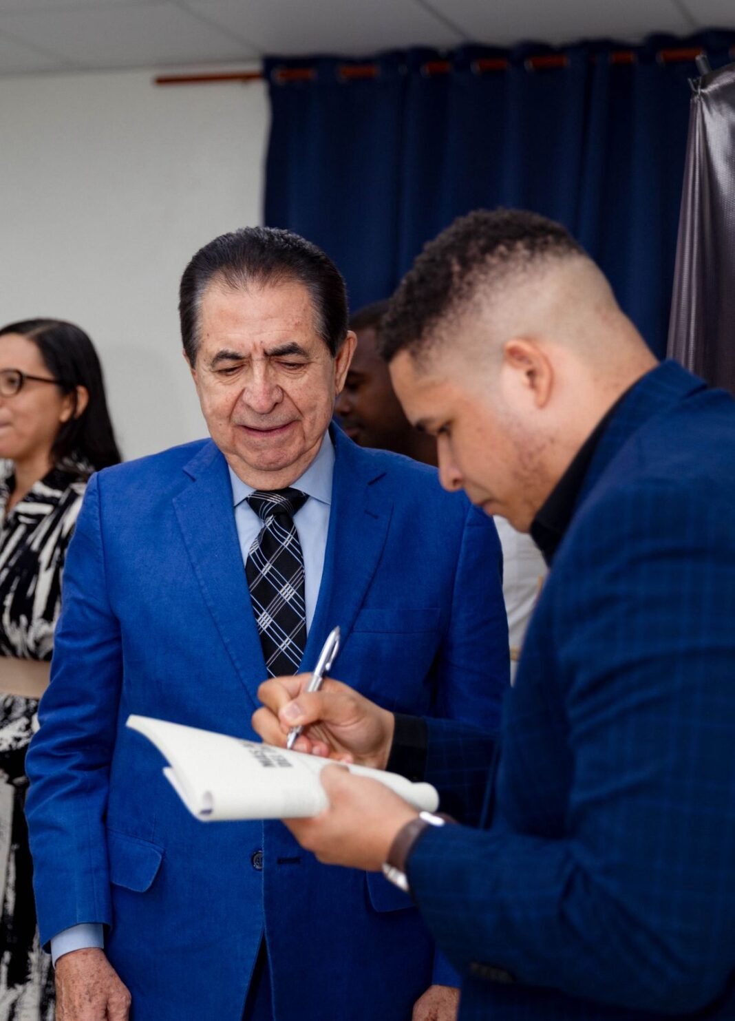 Anthony Franco presenta su libro “Más allá del éxito: Vivir con propósito, trascendencia y legado” en la UASD-Baní