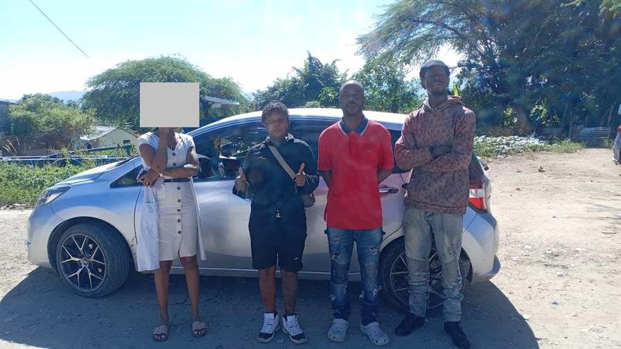 Ciudadana canadiense detenida en Elías Piña por transportar a dos haitianos indocumentados Ciudadana canadiense detenida en Elías Piña por transportar a dos haitianos indocumentados