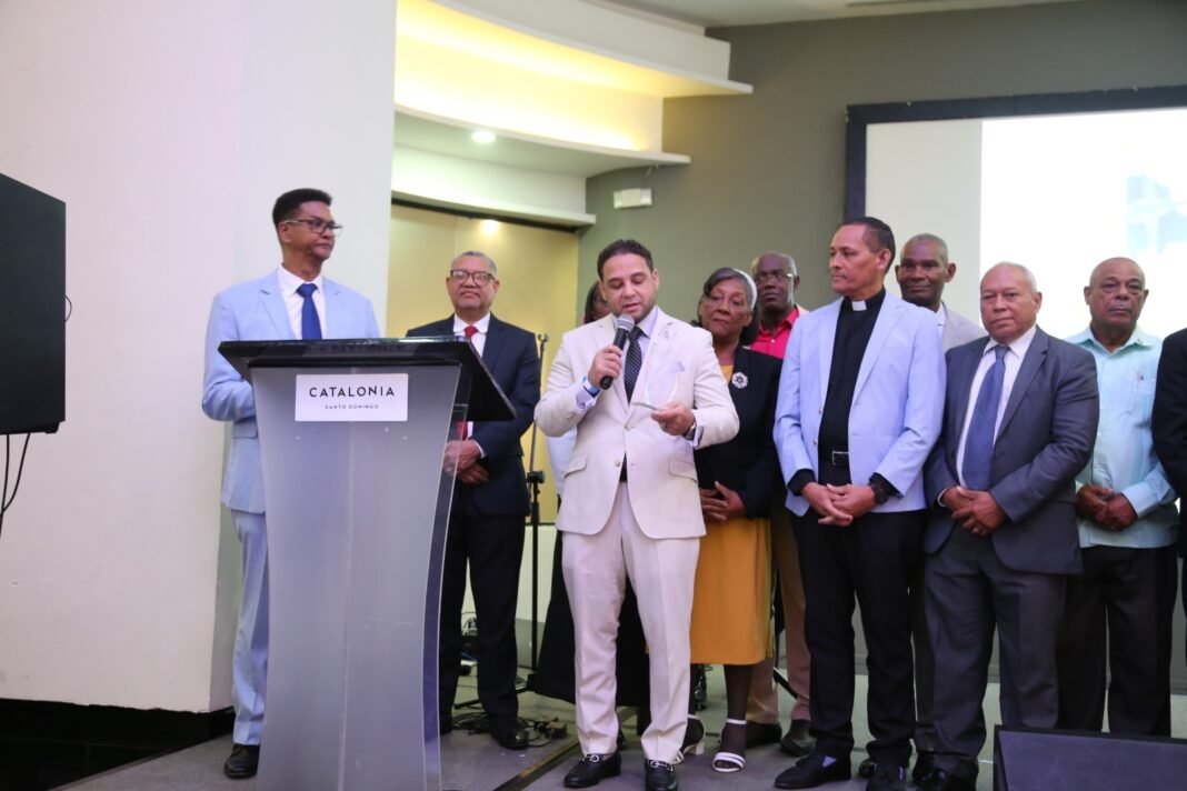 Conacope reconoce a Manuel Cruz por su labor social en favor de los más necesitados