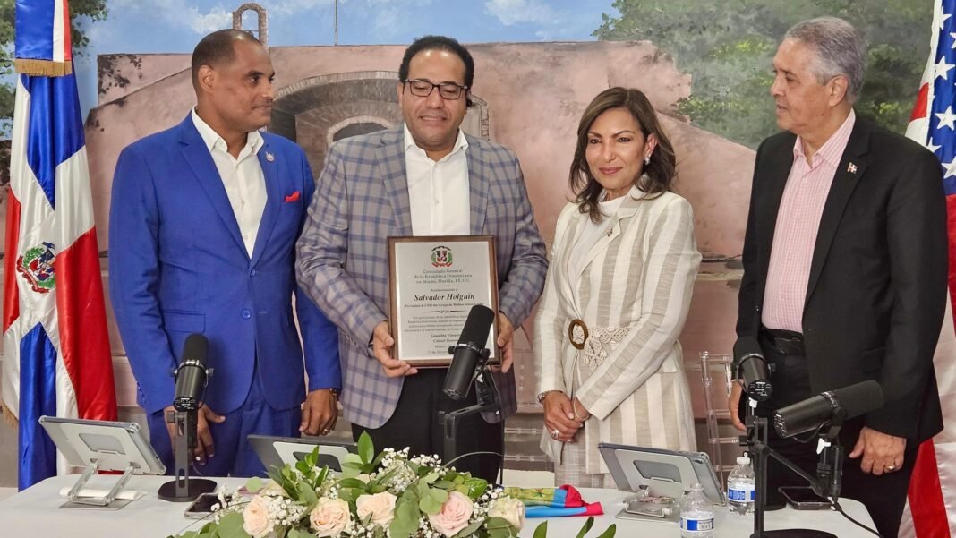 Consulado de Miami reconoce al periodista Salvador Holguín como pionero de las plataformas digitales en RD