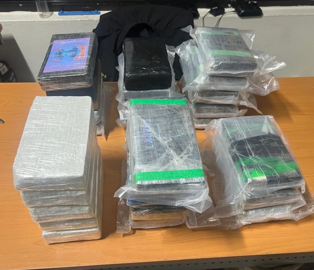 Detienen a dos alemanes e incautan en el AILA 28 paquetes presumiblemente de cocaína