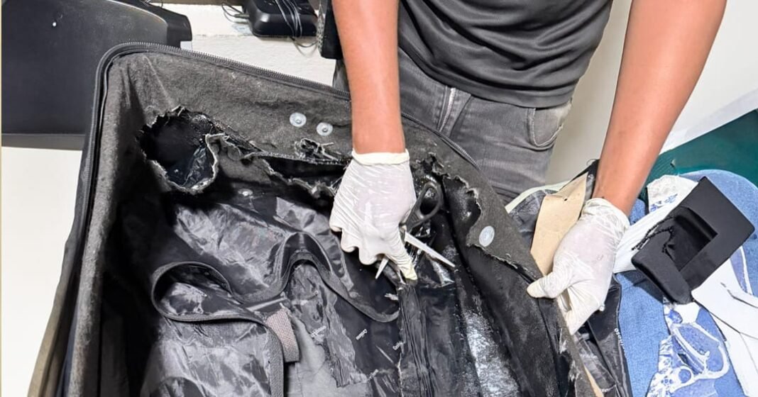 DETIENEN EN EL AILA MUJER CON DOS LÁMINAS DE PRESUNTA COCAÍNA CAMUFLADAS EN SU EQUIPAJE