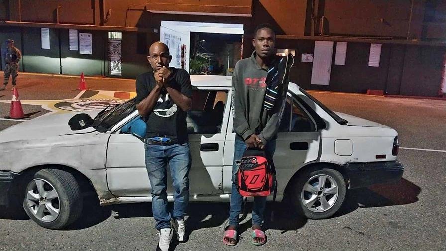Detienen en San Juan a dos dominicanos por transportar haitianos indocumentados