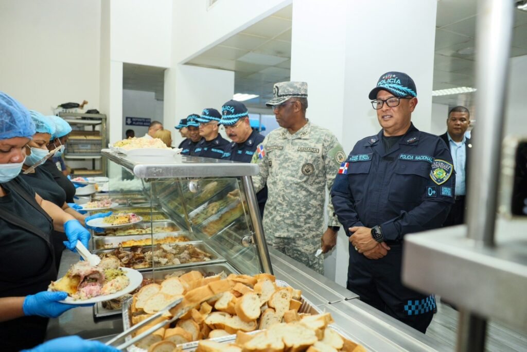 Director general de la PN y comandante general de la ARD encabezan tradicional cena de Nochebuena con agentes policiales en el Palacio Institucional