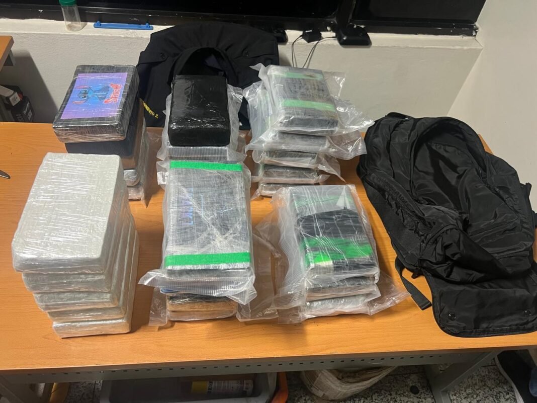DNCD CAPTURA DOS ALEMANES E INCAUTA EN EL AILA OTROS 28 PAQUETES PRESUMIBLEMENTE COCAÍNA