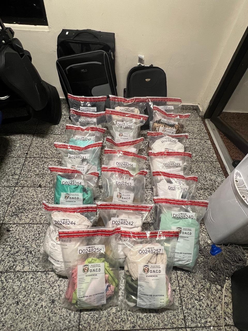 DNCD detiene a francés con 55 prendas impregnadas de presunta cocaína