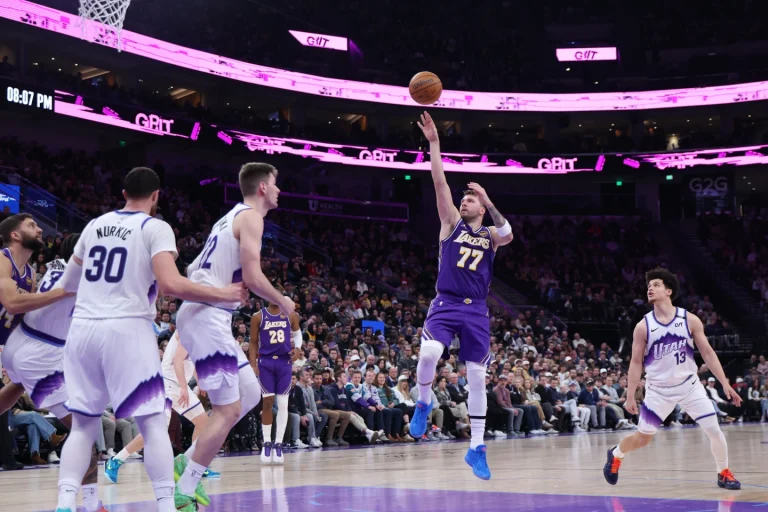 Doncic anota 45 puntos y logra un triple-doble; los Lakers remontan para vencer al Jazz 143-135