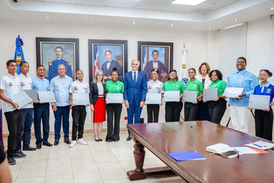 Educación destaca triunfo de estudiantes dominicanos en el Desafío Naranja