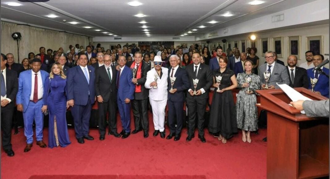 Entregan premios “El Poder de la Opinión 2025” en acto en SD