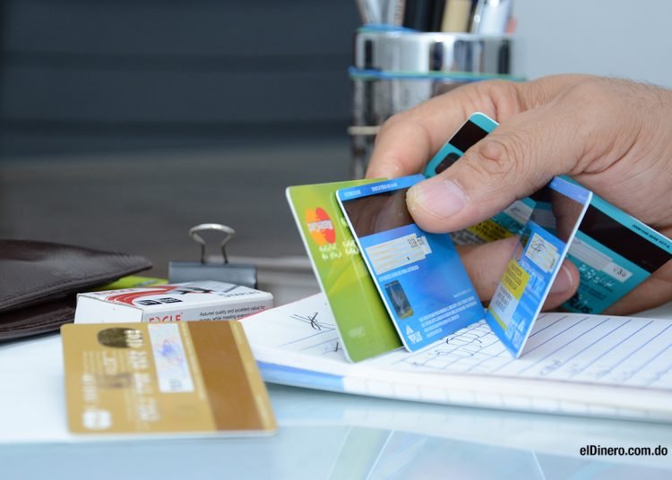 Hogares de ingresos medios y bajos acuden a las tarjetas de crédito para financiarse