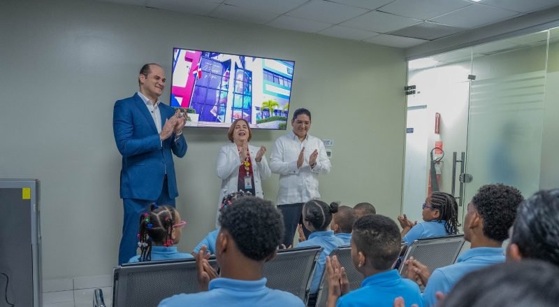 Inabie mejora calidad de vida de 11 estudiantes con cirugías de corrección visual