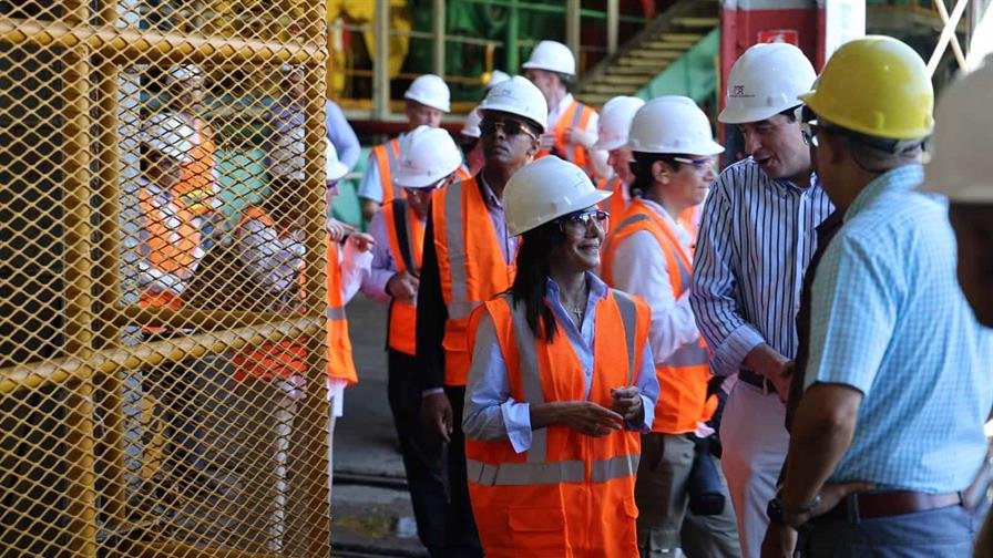 La embajadora de Estados Unidos en el país visita el Central Romana