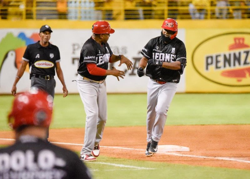 Leones del Escogido inician el Round Robin con paliza sobre Águilas