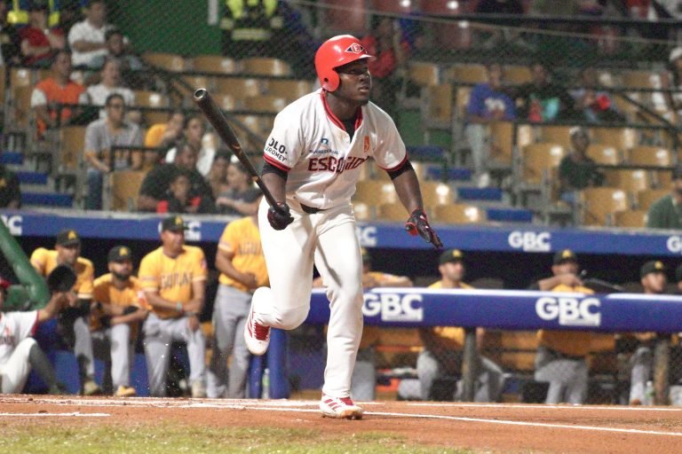 Leones superan 7-3 a Águilas en el Quisqueya