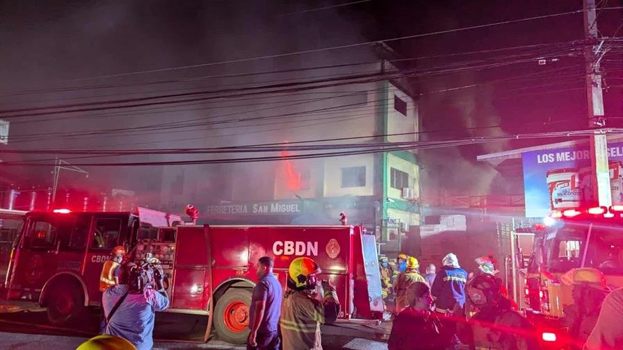 Más de 150 bomberos trabajan para sofocar incendio en la Ferretería San Miguel de la Independencia