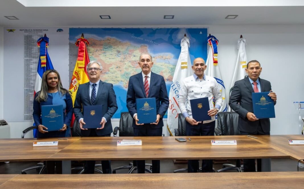 MESCyT, DNCD, DNI y CESTE fortalecen cooperación académica con la firma de un nuevo acuerdo interinstitucional
