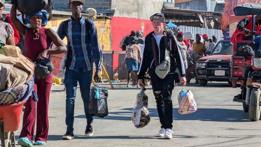 Miles de haitianos retornan a Haití por el paso fronterizo de Dajabón durante las festividades