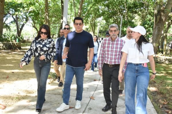 Ministro de Turismo supervisa reconstrucción parque La Caleta