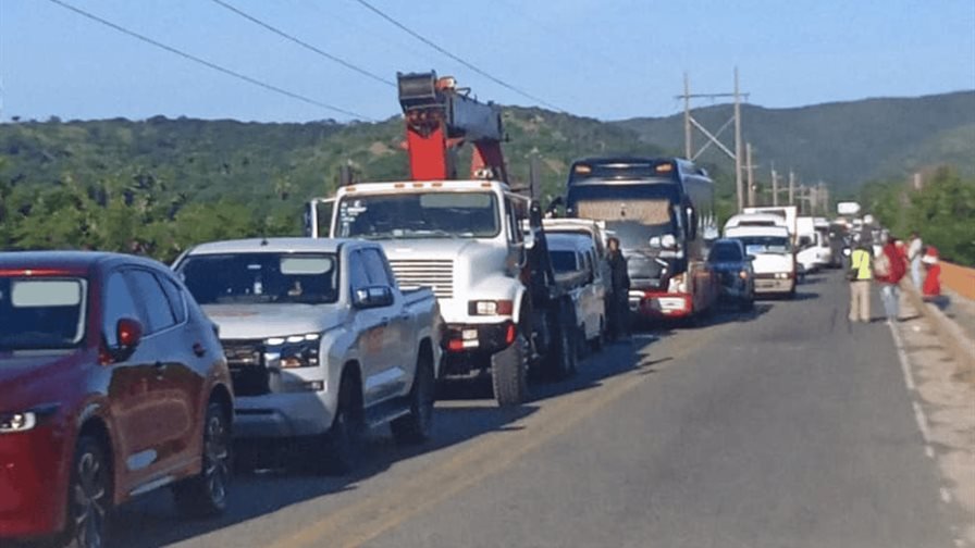 Paralizan las calles en Hato Nuevo tras anegación de terrenos agrícolas por la presa de Monte Grande