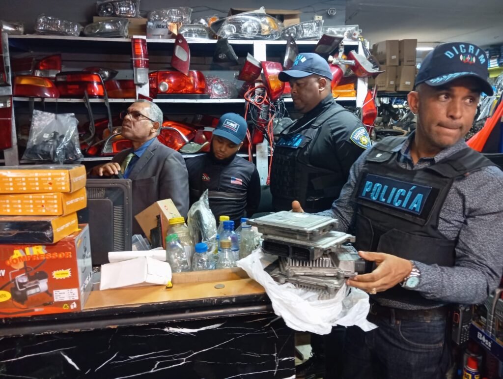 PN y MP desmantelan estructura dedicada al robo y tráfico de piezas de vehículos; ocupa 130 evidencias electrónicas y detiene a tres implicados