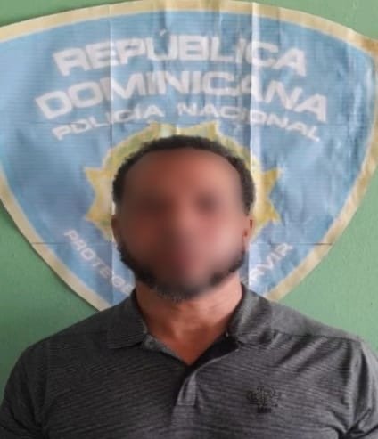 Policía Nacional apresa por separado en Salcedo a dos hombres requeridos por la justicia por violencia intrafamiliar y delitos de alta tecnología