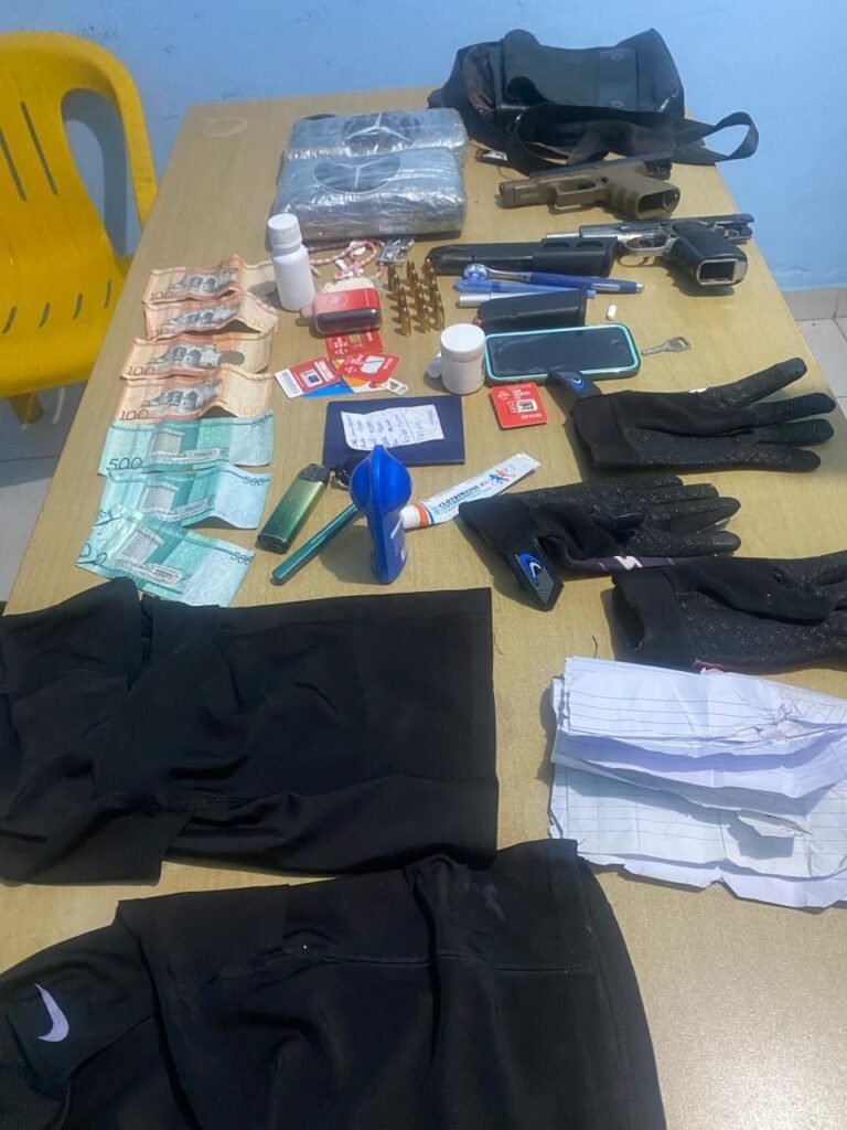 Policía Preventiva incauta drogas, armas ilegales y múltiples evidencias tras apresar dos sospechosos en Najayo