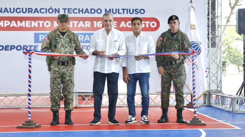 Presidente Abinader y ministro Cruz inauguran techado en campamento militar Presidente Abinader y ministro Cruz inauguran techado en campamento militar